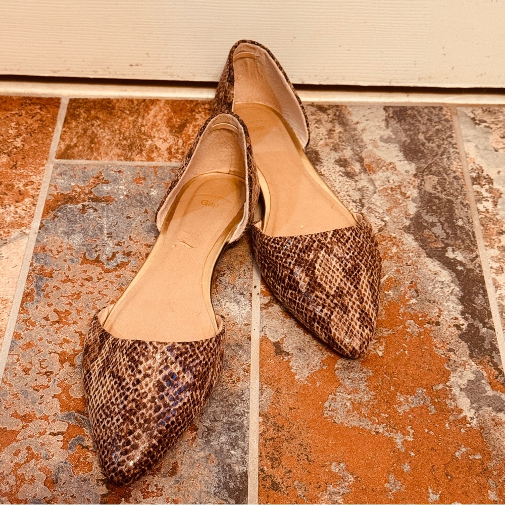 🙀Classy Gap Browns & Creams Snake Print Pointed Toe D’Orsay Style Flats.